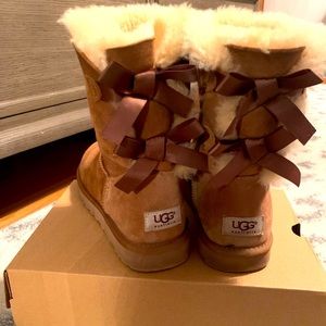 Bailey Bow UGGS-Chestnut Suede